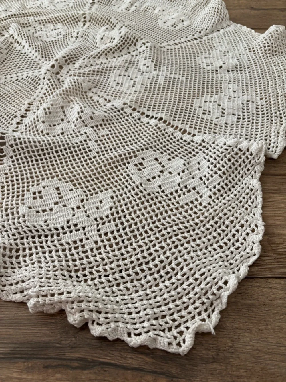 Hand Crocheted 42” Round Floral Lace Table Topper Cover Ivory White Doily Linen